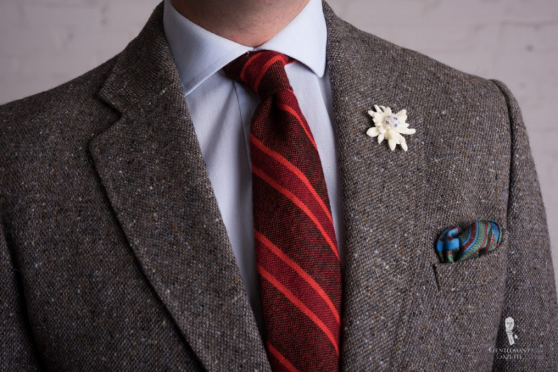 Tweed Donegal marron avec cravate Donegal, pochette de costume en soie et Edelweiss par Fort Belvedere