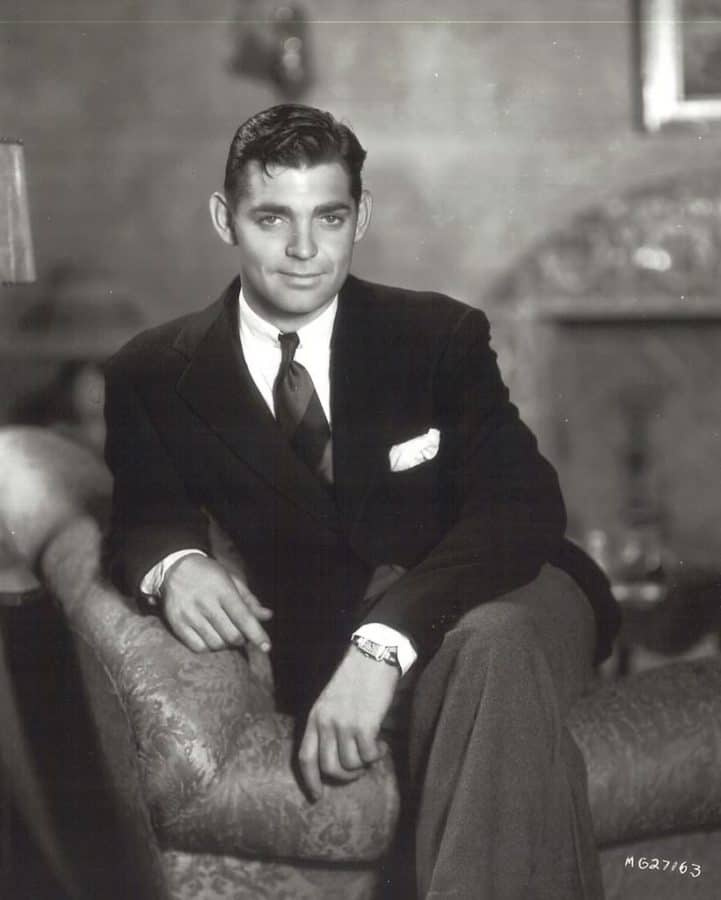 Seu Clark Gable com broche de colarinho e gravata listrada em negrito