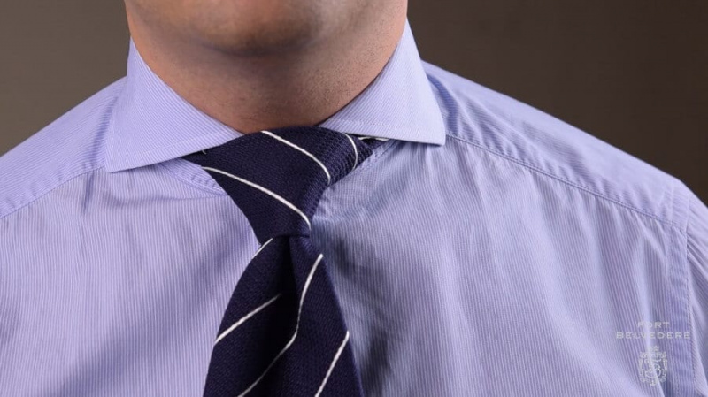 Halve Windsor-knoop met dikke marineblauwe gestreepte stropdas van Fort Belvedere