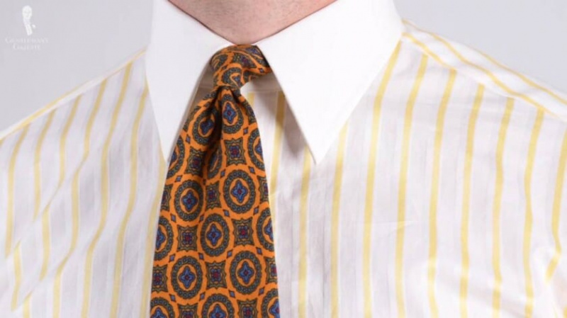 Chemise Winchester à rayures jaune clair avec col en pointe associée à une cravate en laine Challis jaune tournesol avec motif vert, bleu et rouge de Fort Belvedere