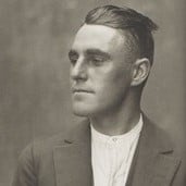 Црно-бела фотографија човека са подрезаном пачјим репом.