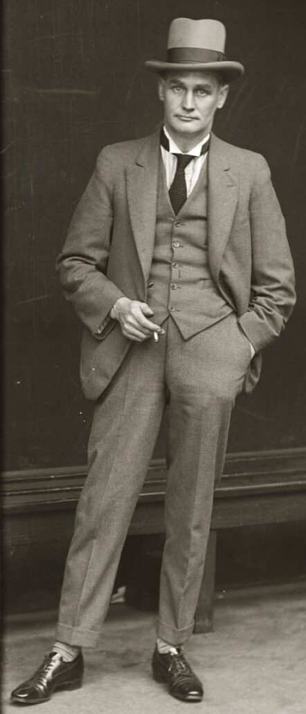 Černobílá fotografie muže v třídílném obleku s límcem a kravatou za krkem.