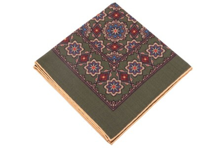 Pochette de costume en laine de soie vert mousse avec médaillons géométriques imprimés en bleu, rouge, noir avec bord contrasté coquille d