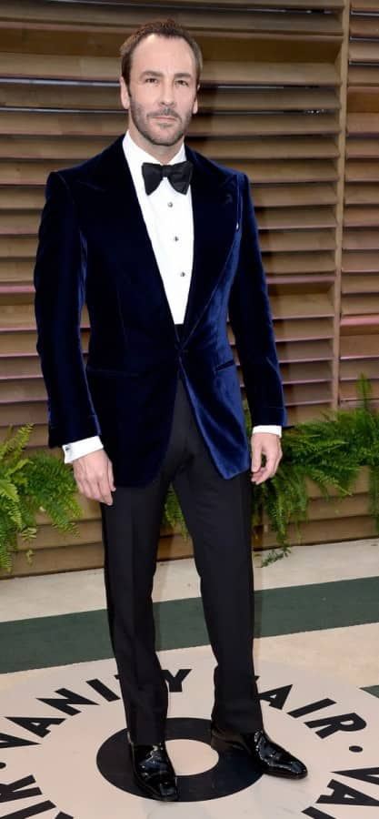 Tom Ford en smoking de velours bleu marine avec larges revers en pointe, gros clous et ceinture