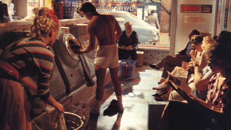 Nick Kamen portant son boxer Sunspel en faisant la lessive.