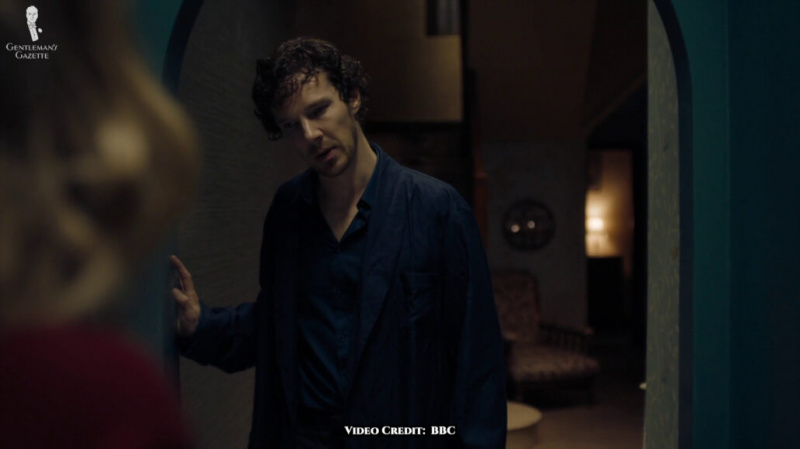 Sherlock Holmes vestindo roupão em um filme