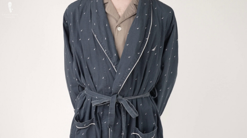 Une robe de chambre en coton marine plus simple aux motifs voiliers