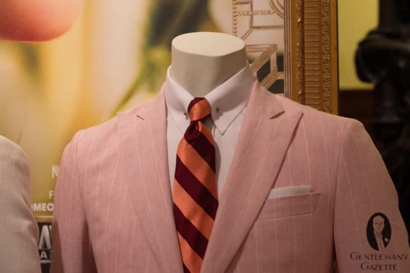 Close-up de terno de linho rosa com gravata repp e barra de colarinho