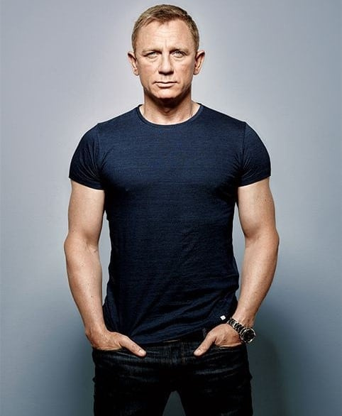 Daniel Craig portant un t-shirt noir et un jean