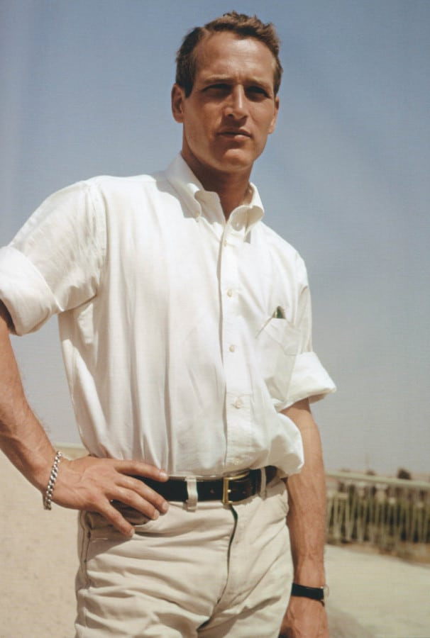 Paul Newman em um clássico botão branco para baixo