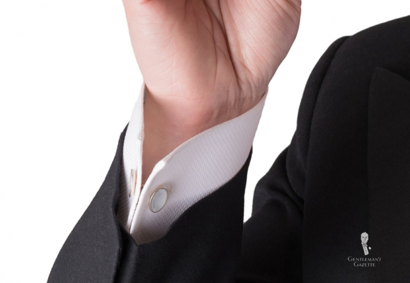 O punho único com abotoaduras é a única opção de punho de camisa adequada para gravata branca