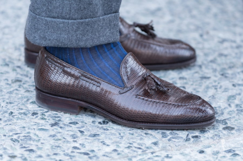 Brown Lizard Tassel Loafers com meias de listra de sombra azul escuro e azul royal e flanela cinza