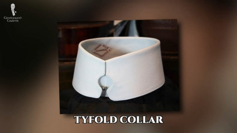 Un collier tyfold a un trou pour maintenir le nœud de cravate en place.