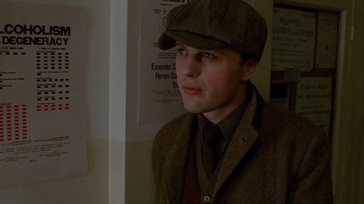 Jimmy Darmody dans une veste en tweed Norfolk et une casquette Baker Boy.