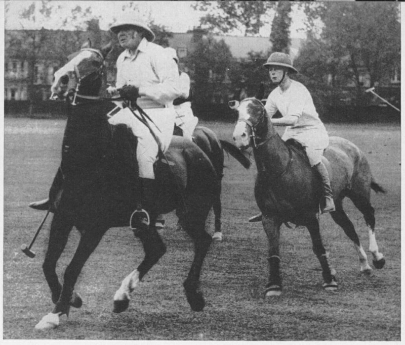 O Príncipe de Gales jogando pólo em 1924