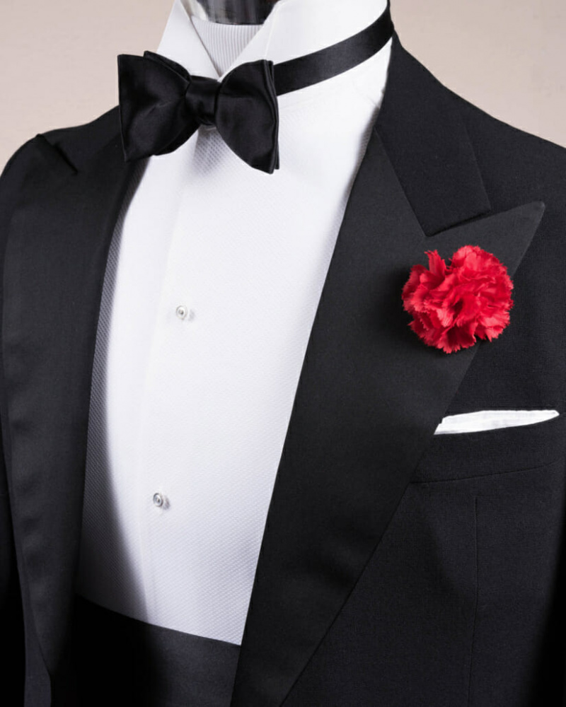 Lapela de cetim de seda de alta qualidade com gravata borboleta e Cummerbund em cetim de seda preto com flor de cravo vermelho