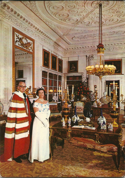 Le duc et la duchesse en tenue d