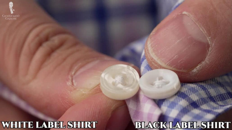 As camisas de etiqueta preta da Spier & Mackay têm botões de concha, enquanto as camisas de etiqueta branca têm botões compostos.