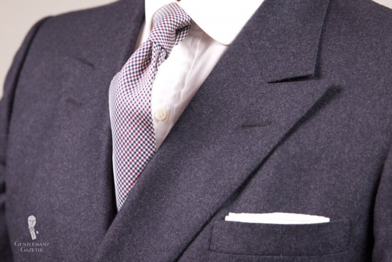 Тамно фланелско одело са свиленом краватом и џепним квадратом на ТВ преклоп