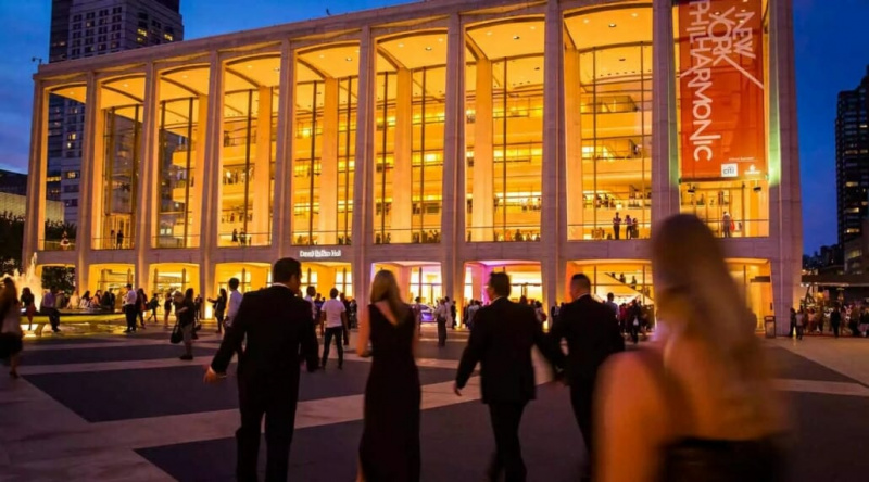 Pohađa njujoršku filharmoniju u Lincoln centru
