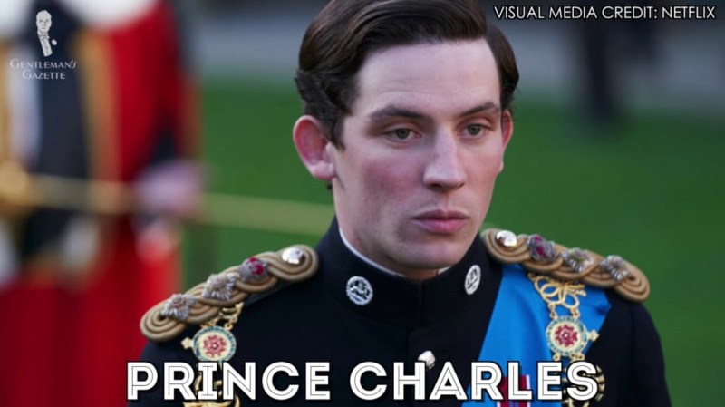 Prinssi Charles The Crownista kuninkaallisessa asussa