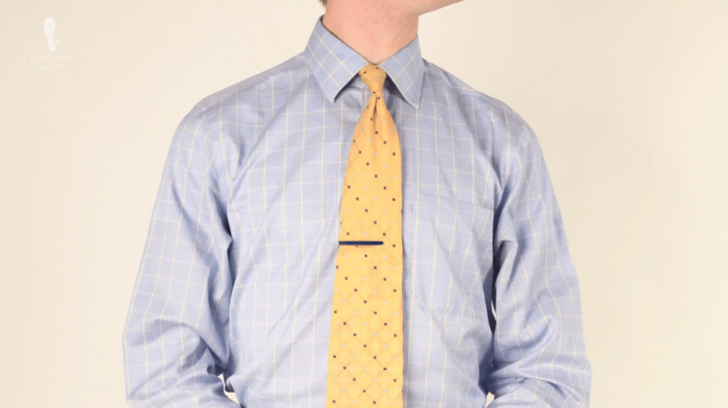 Престон Шлутер носи кошуљу и кравату без сакоа