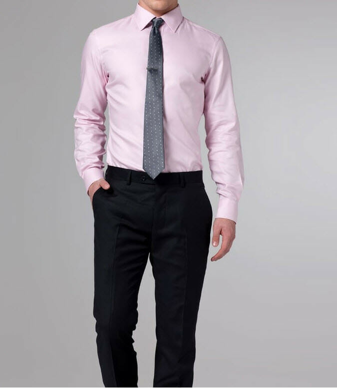 Ружичаста кошуља и сива кравата без сакоа