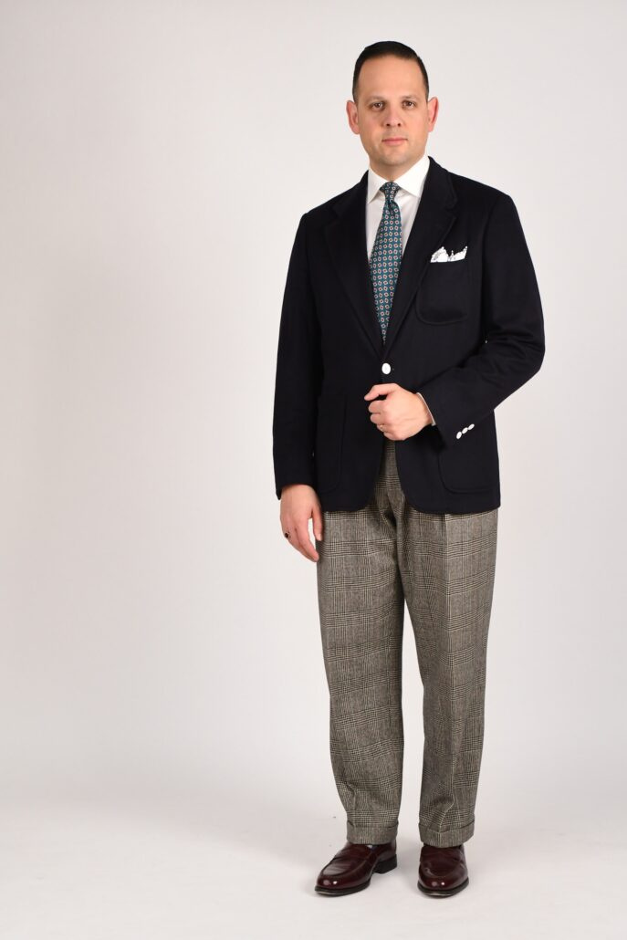 Raphael de blazer, gravata e calça cinza