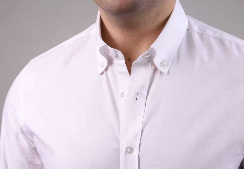 Uma camisa branca de tecido Oxford com gola abotoada