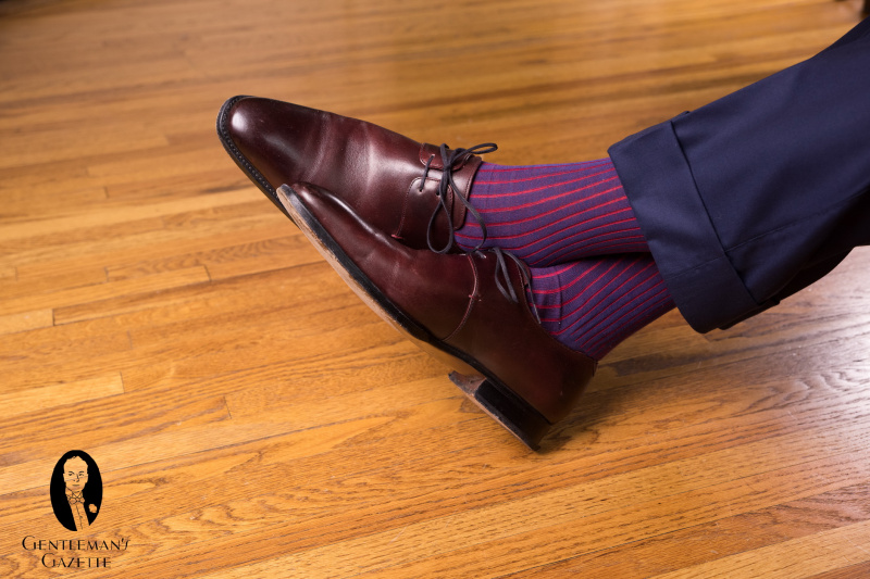 Oxblood Derby -kengät, joissa on laivastonsiniset housut ja Shadow Stripe Ribbed -sukat laivastonsiniset ja punaiset Fil d