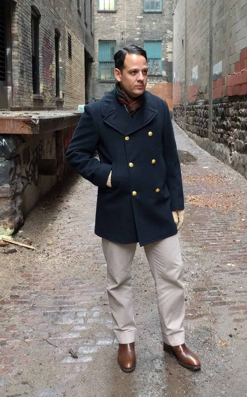 Raphael vestindo um casaco de ervilha clássico da marinha