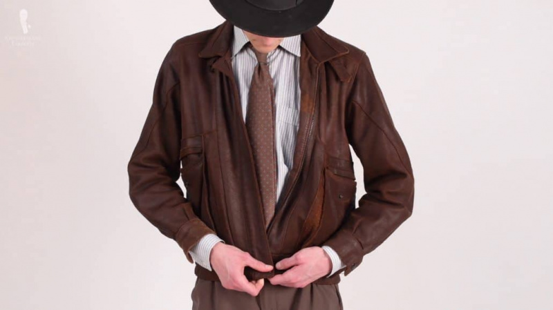Preston portant sa veste en cuir marron