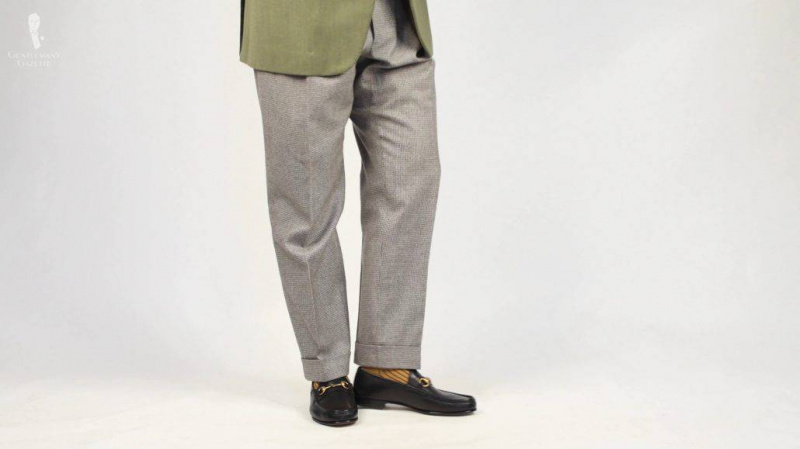 Ce pantalon gris présente des jambes plus larges que les modèles actuels, mais est flatteur pour Sven Raphael Schneider
