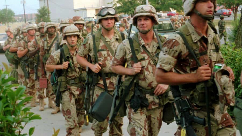 Soldados do exército dos EUA com mangas enroladas