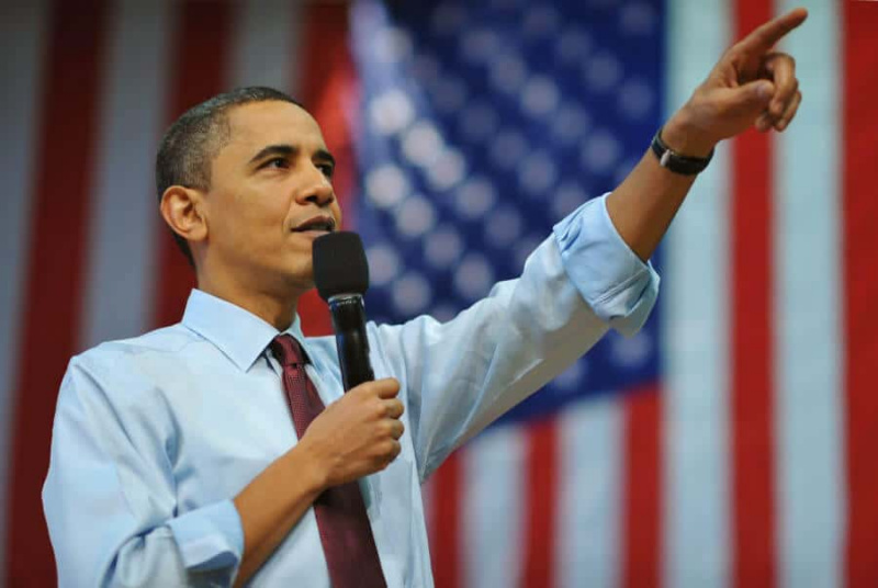 Presidentti Obama heijastaa rentoa ulkonäköä tyypillisellä rullatulla mekkopaidalla