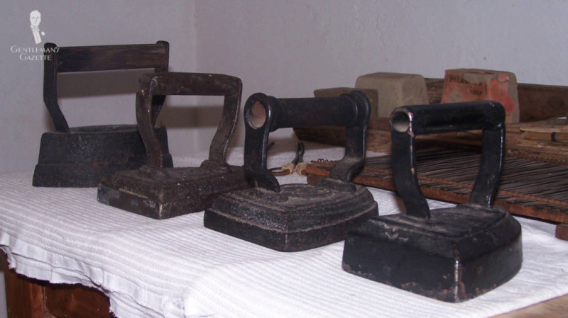 V 17. století se používaly litinové desky s držadly.