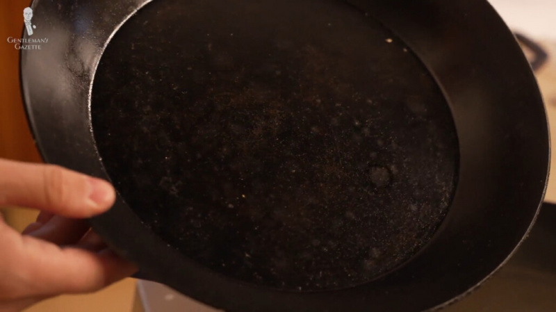 Une casserole en acier au carbone assaisonnée et nettoyée