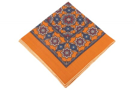 Pochette de costume en laine de soie ocre or antique avec médaillons géométriques imprimés en beige, rouge et bleu avec bord contrasté crème par Fort Belvedere