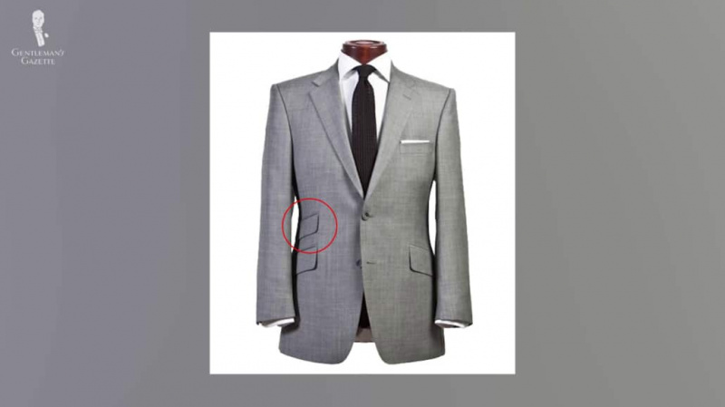 Un costume gris avec poches à rabat et poche ticket