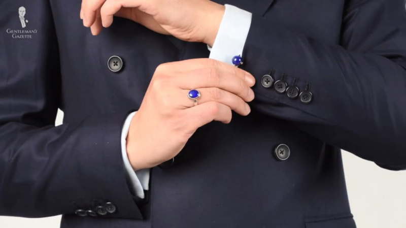 Les poignets à quatre boutons sont la norme pour les costumes modernes.