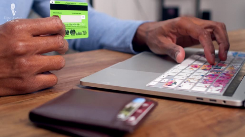 Muž, který držel kreditní kartu, připravuje se na online nákup.