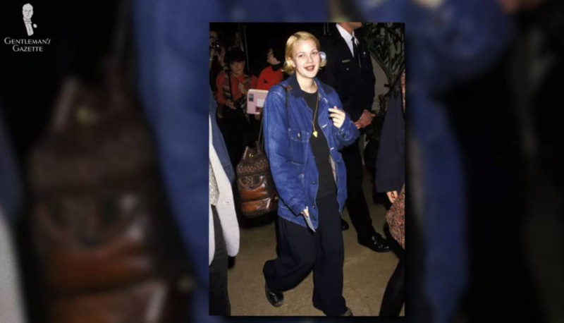 Drew Barrymore portant une veste en jean surdimensionnée dans les années 90