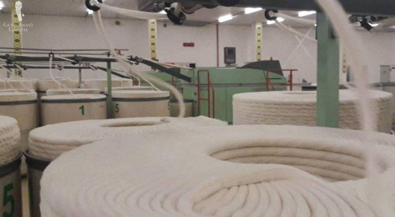 Le coton est filé dans une usine textile