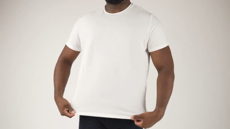 Un t-shirt blanc est un incontournable de la garde-robe polyvalente !