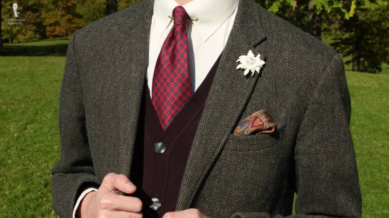Pour les couches, vous pouvez associer un manteau de sport en tweed et un pull ou un cardigan avec une touche de rouge avec votre chemise blanche.