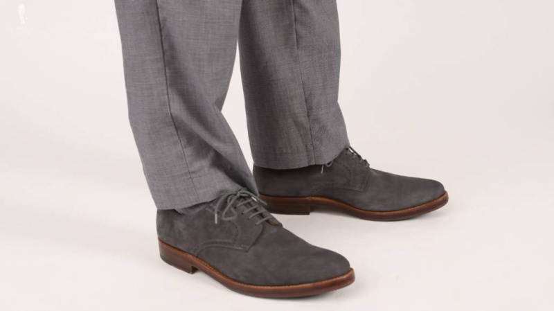 Une paire de chaussures en daim grises fonctionnera à la fois dans un cadre décontracté et décontracté.