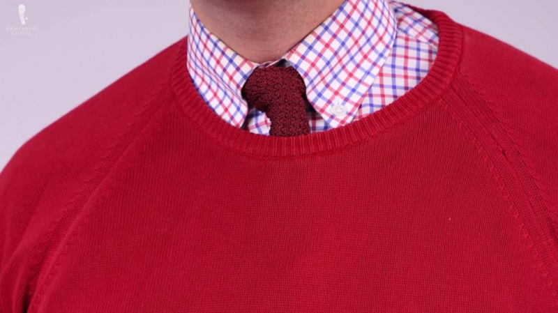 Vous pouvez également associer un pull rouge avec un pantalon impair gris.