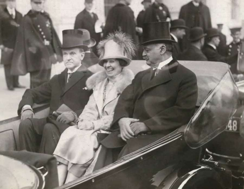 Le président Coolidge, Mme Coolidge et le sénateur Curtis sur le chemin du Capitole, le 4 mars 1925.