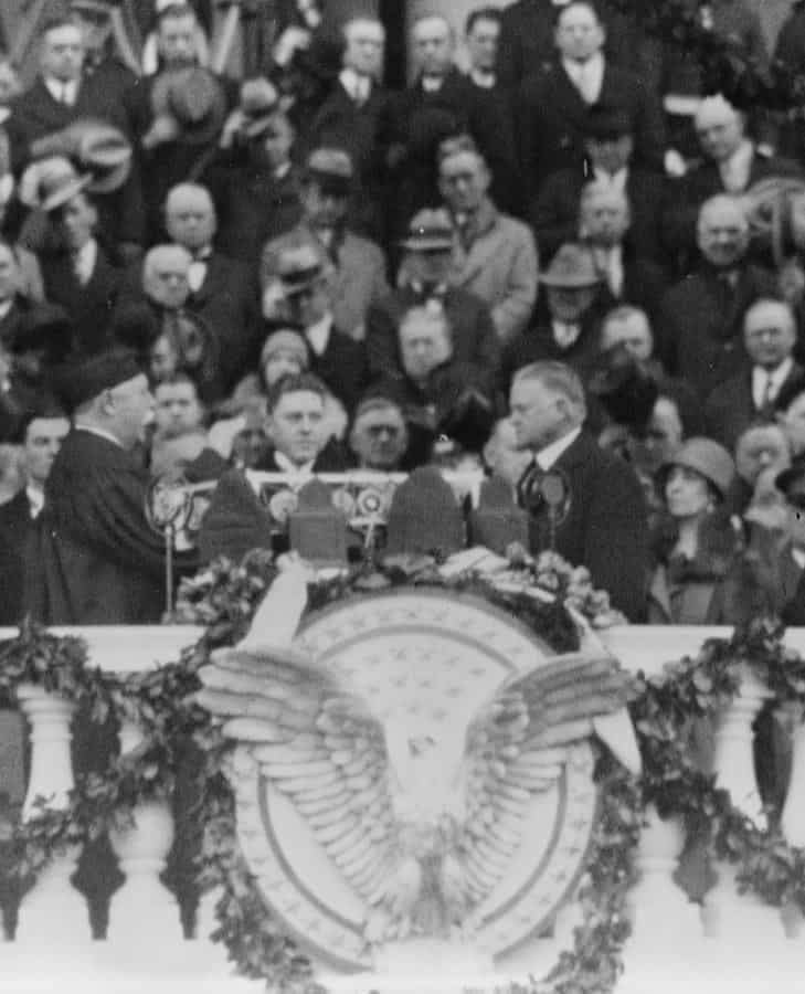 Hlavní soudce William H. Taft složil přísahu Herbertu Hooverovi na východním portiku Kapitolu USA, 4. března 1929