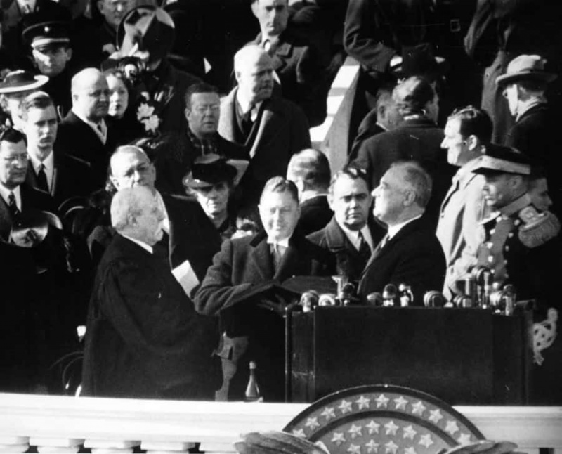 Le juge en chef Charles Evans Hughes faisant prêter serment à Franklin Delano Roosevelt sur le portique est du Capitole américain, le 20 janvier 1941